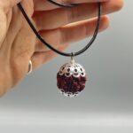گردنبند رودراکشای 4 شیار با بند چرمی (دانه درشت)